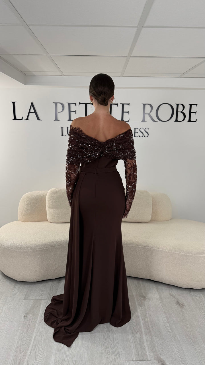 Robe de soirée marron longue avec col bateau en dentelle et manches longues. Une robe élégante sans fente idéale pour mariage, cérémonie et gala.