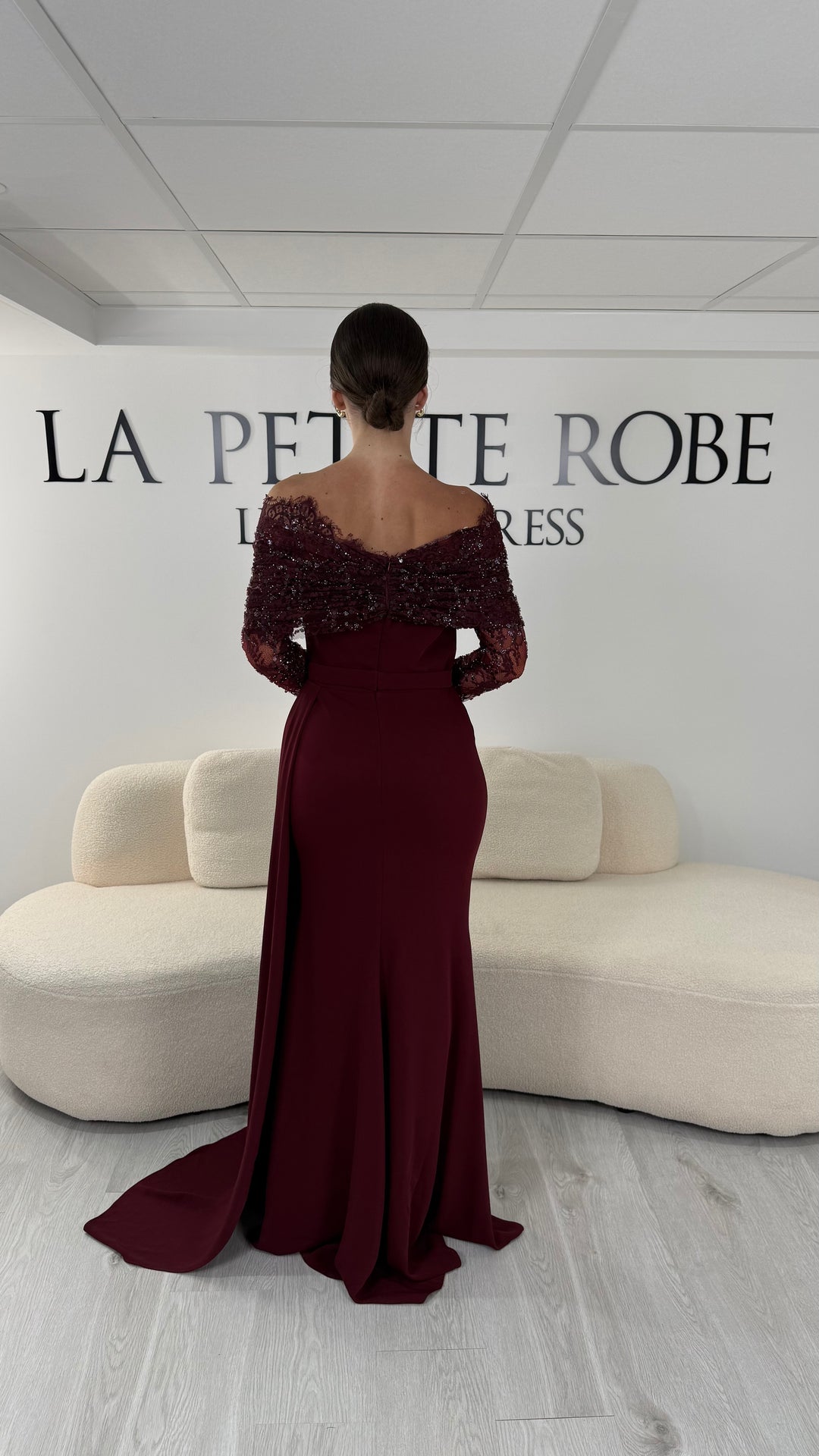 Robe de soirée bordeaux longue avec col bateau en dentelle et manches longues. Une robe élégante sans fente idéale pour mariage, cérémonie et gala.