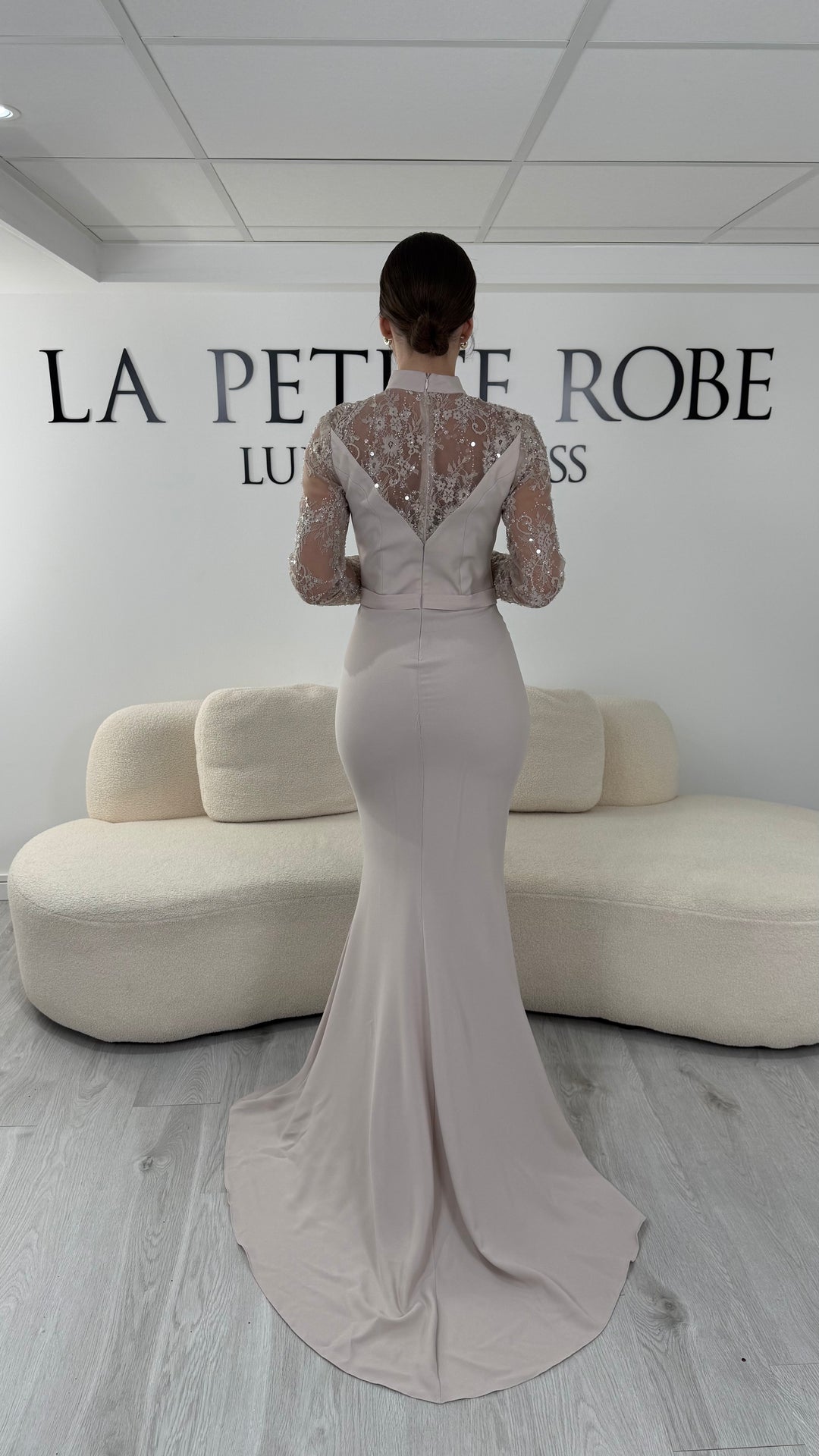 Robe de soirée beige longue avec col montant, manches longues en dentelle et coupe élégante. Une robe raffinée sans fente idéale pour mariage, cérémonie et gala.