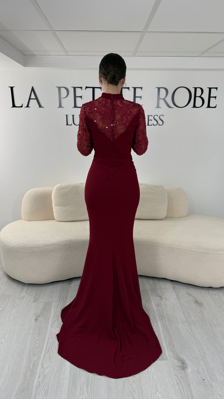Robe de soirée bordeaux longue avec col montant, manches longues en dentelle et coupe élégante. Une robe raffinée sans fente idéale pour mariage, cérémonie et gala.