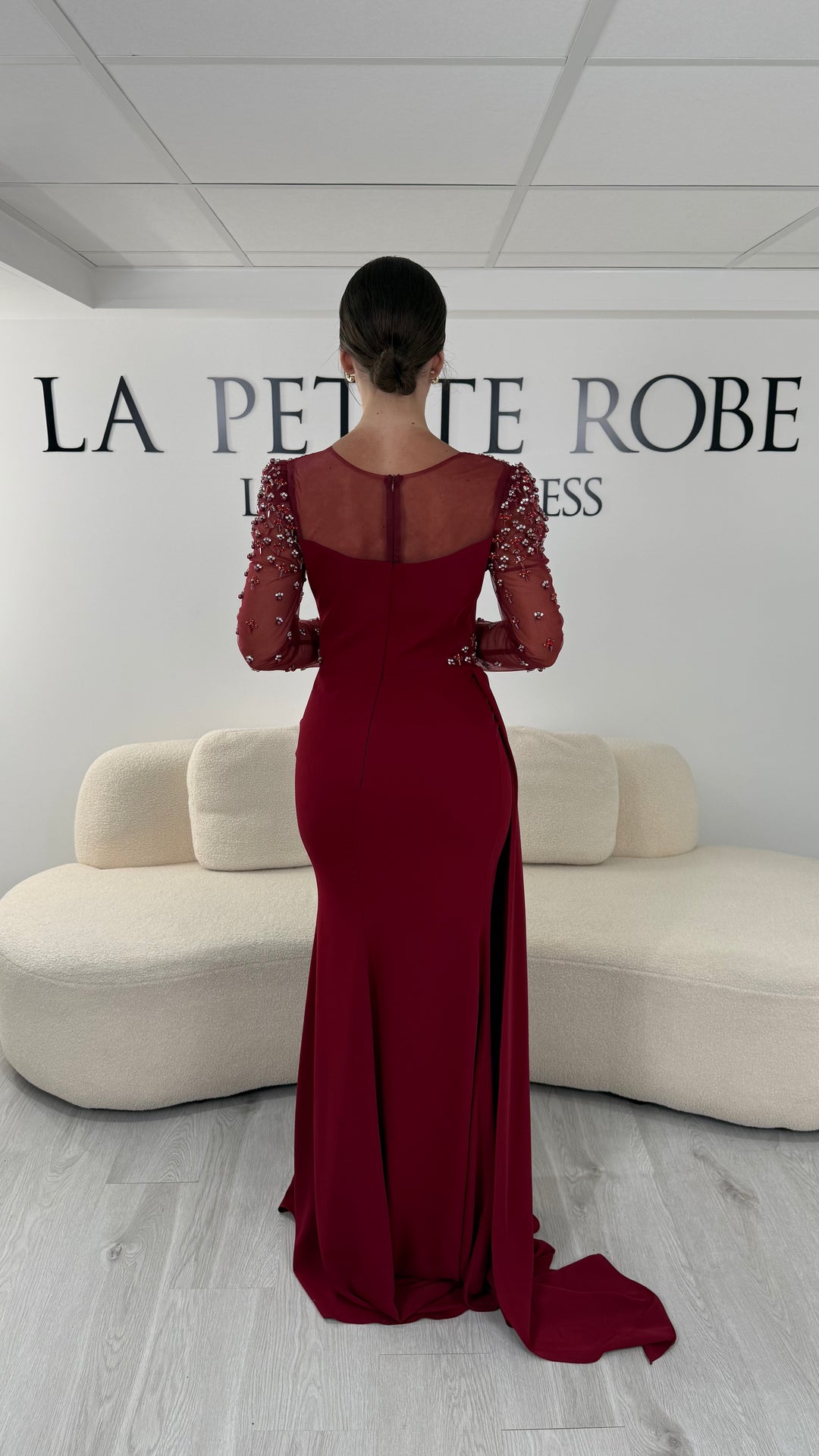 Robe de soirée bordeaux longue avec col rond, manches longues brodées et détails perlés. Une robe élégante avec fente, idéale pour mariage, gala et cérémonie.