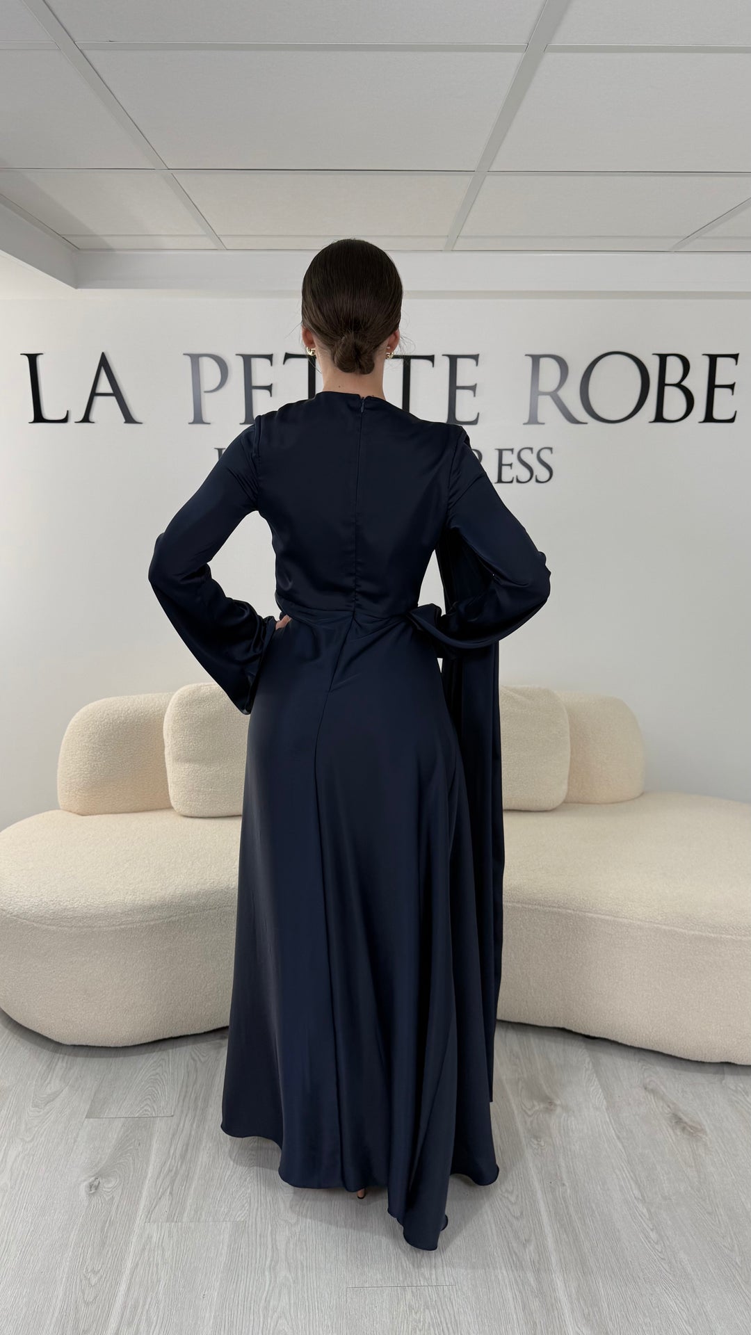 Robe de soirée modeste bleu marine longue avec col rond, manches longues et drapé élégant. Une robe sans fente idéale pour mariage, cérémonie ou demoiselle d'honneur.