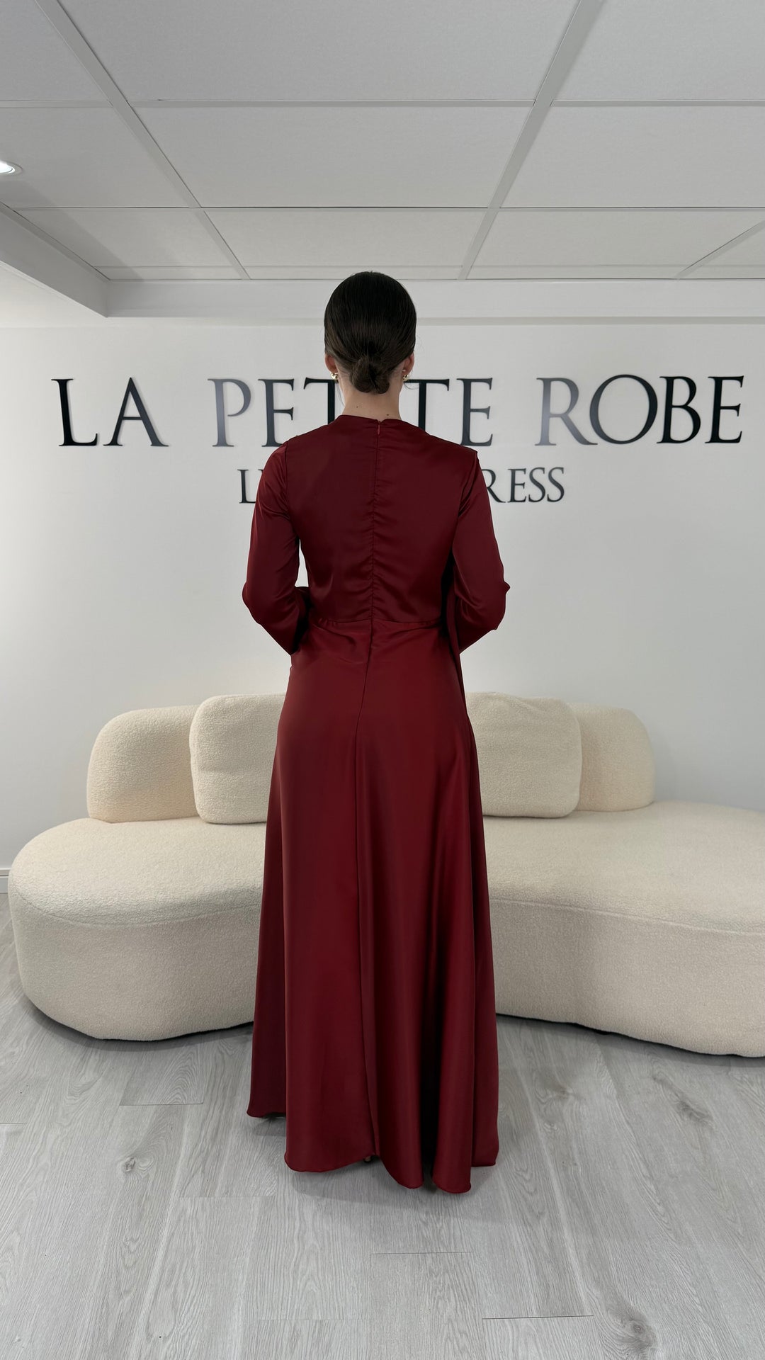 Robe de soirée modeste bordeaux longue avec col rond, manches longues et drapé élégant. Une robe sans fente idéale pour mariage, cérémonie ou demoiselle d'honneur.