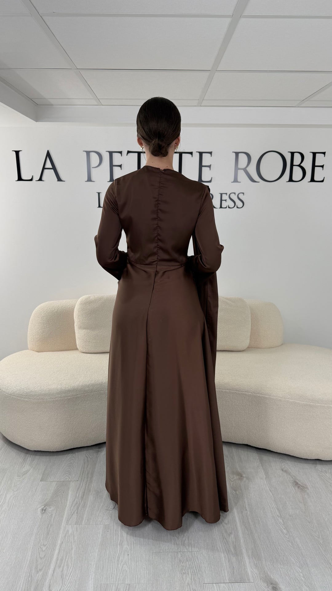 Robe de soirée modeste marron longue avec col rond, manches longues et drapé élégant. Une robe sans fente idéale pour mariage, cérémonie ou demoiselle d'honneur.