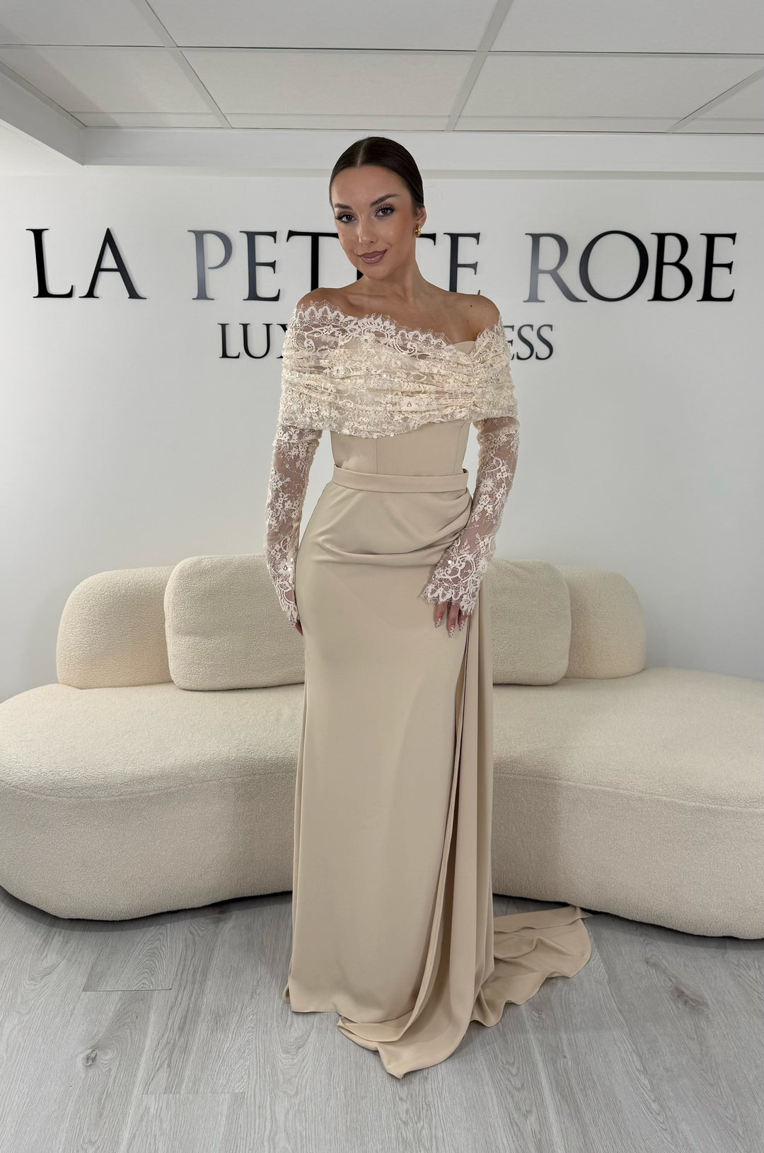 Robe de soirée beige longue avec col bateau en dentelle et manches longues. Une robe élégante sans fente idéale pour mariage, cérémonie et gala.