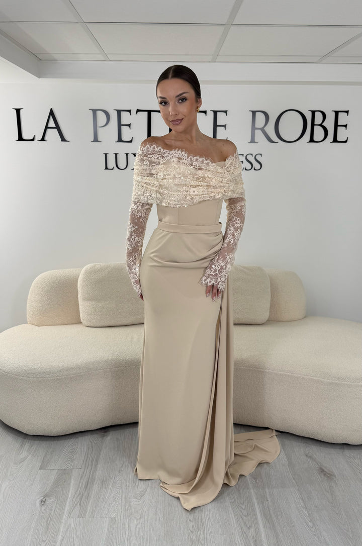 Robe de soirée beige longue avec col bateau en dentelle et manches longues. Une robe élégante sans fente idéale pour mariage, cérémonie et gala.