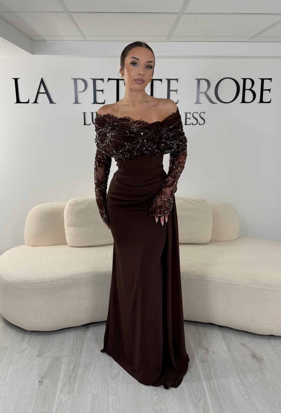 Robe de soirée marron longue avec col bateau en dentelle et manches longues. Une robe élégante sans fente idéale pour mariage, cérémonie et gala.