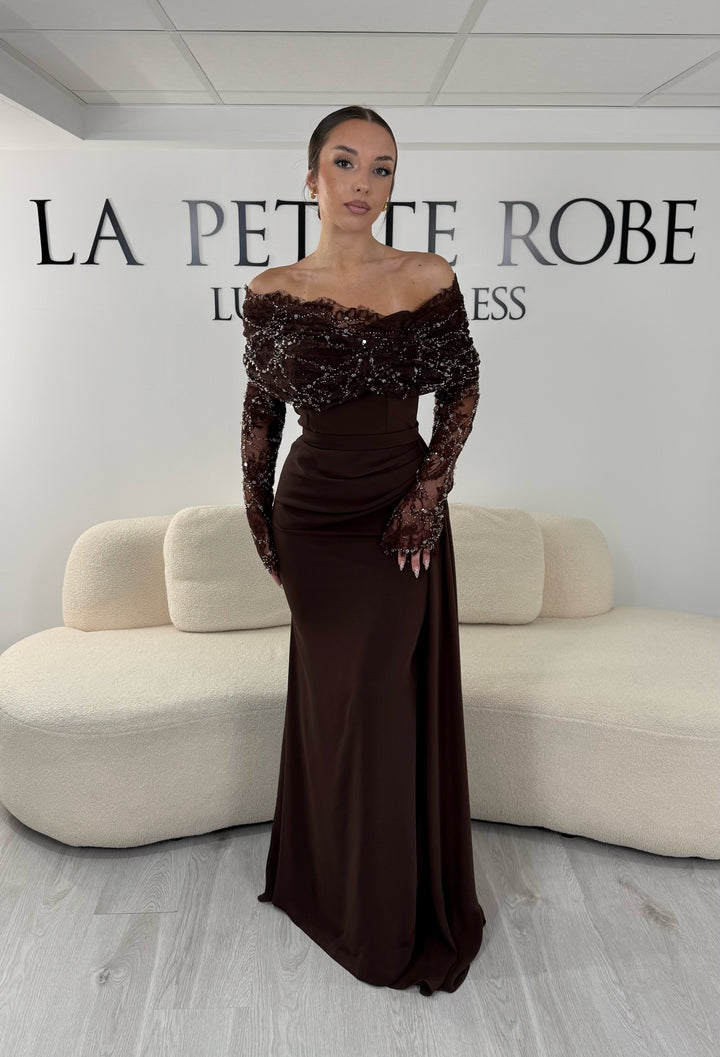 Robe de soirée marron longue avec col bateau en dentelle et manches longues. Une robe élégante sans fente idéale pour mariage, cérémonie et gala.