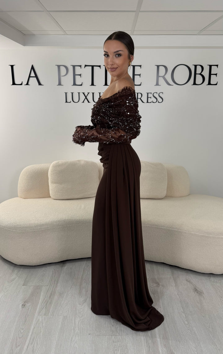 Robe de soirée marron longue avec col bateau en dentelle et manches longues. Une robe élégante sans fente idéale pour mariage, cérémonie et gala.