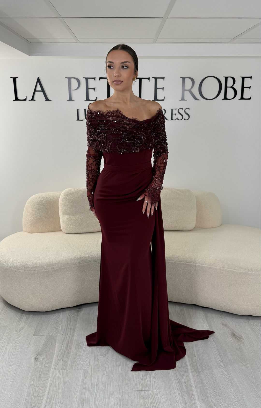 Robe de soirée bordeaux longue avec col bateau en dentelle et manches longues. Une robe élégante sans fente idéale pour mariage, cérémonie et gala.
