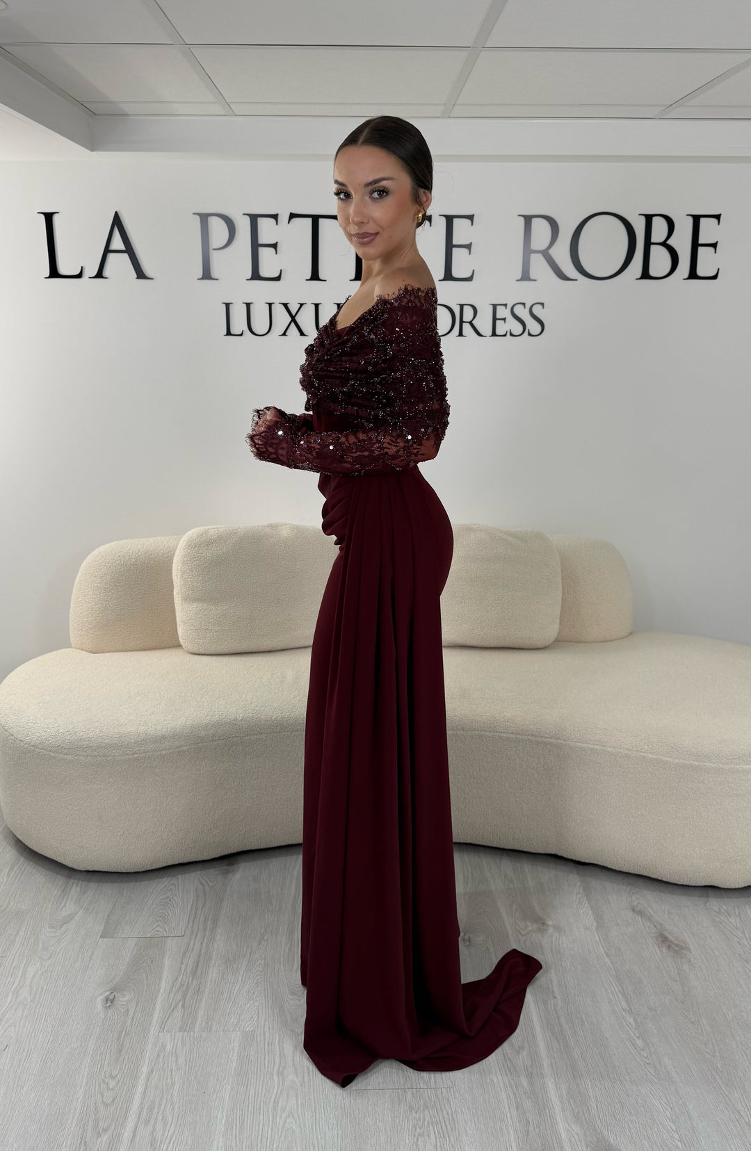 Robe de soirée bordeaux longue avec col bateau en dentelle et manches longues. Une robe élégante sans fente idéale pour mariage, cérémonie et gala.