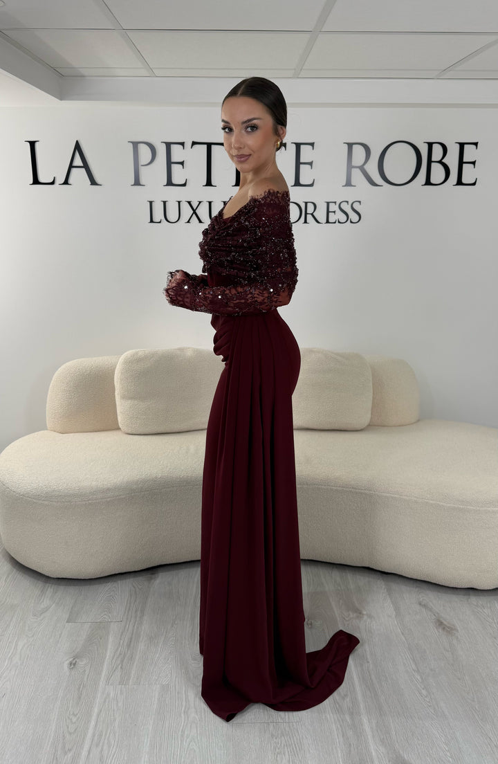 Robe de soirée bordeaux longue avec col bateau en dentelle et manches longues. Une robe élégante sans fente idéale pour mariage, cérémonie et gala.