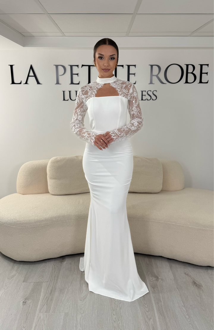 Robe de mariée blanche longue avec col montant, manches longues en dentelle et coupe élégante. Une robe raffinée sans fente idéale pour mariage civil ou cérémonie.
