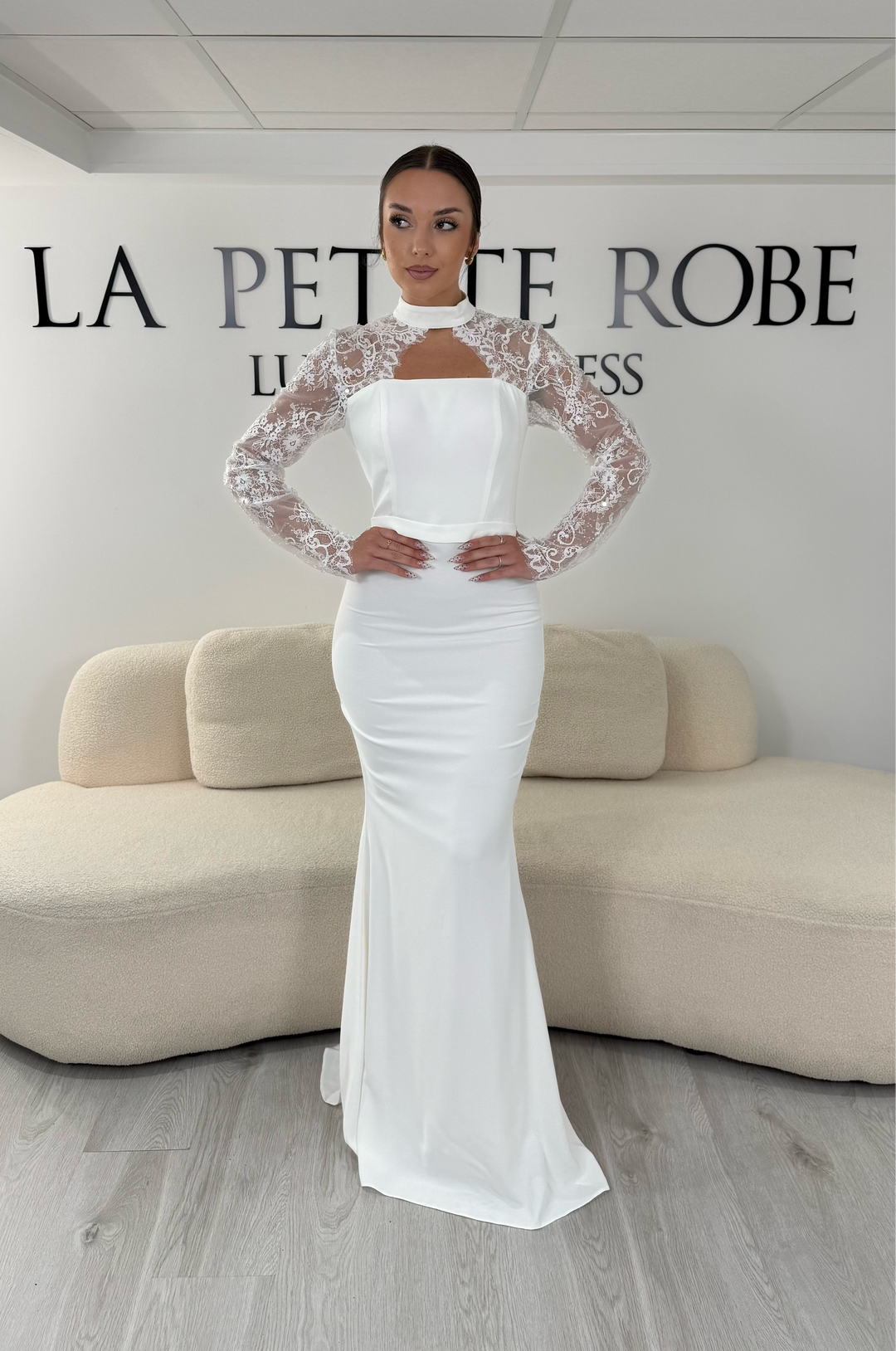 Robe de mariée blanche longue avec col montant, manches longues en dentelle et coupe élégante. Une robe raffinée sans fente idéale pour mariage civil ou cérémonie.