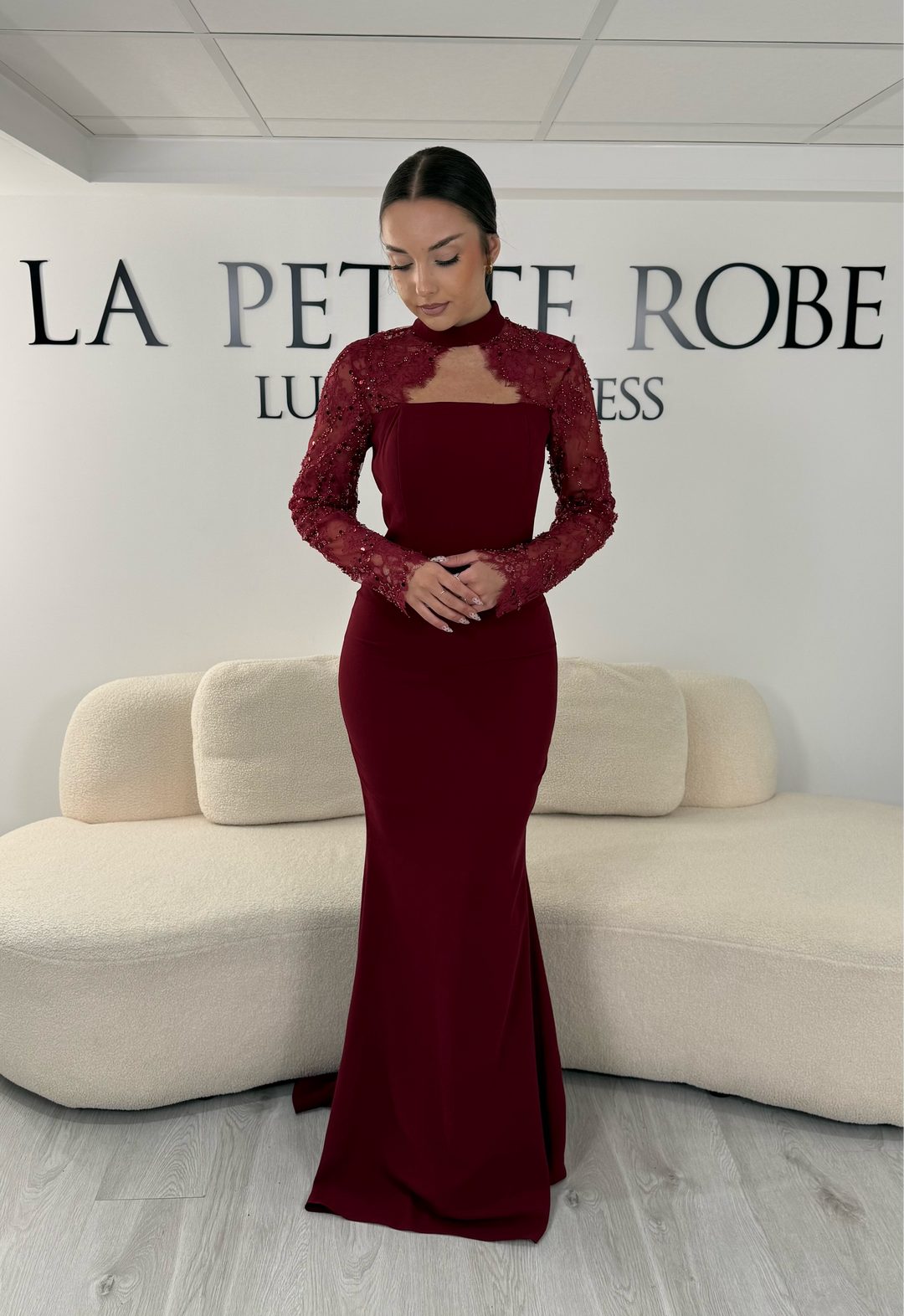 Robe de soirée bordeaux longue avec col montant, manches longues en dentelle et coupe élégante. Une robe raffinée sans fente idéale pour mariage, cérémonie et gala.