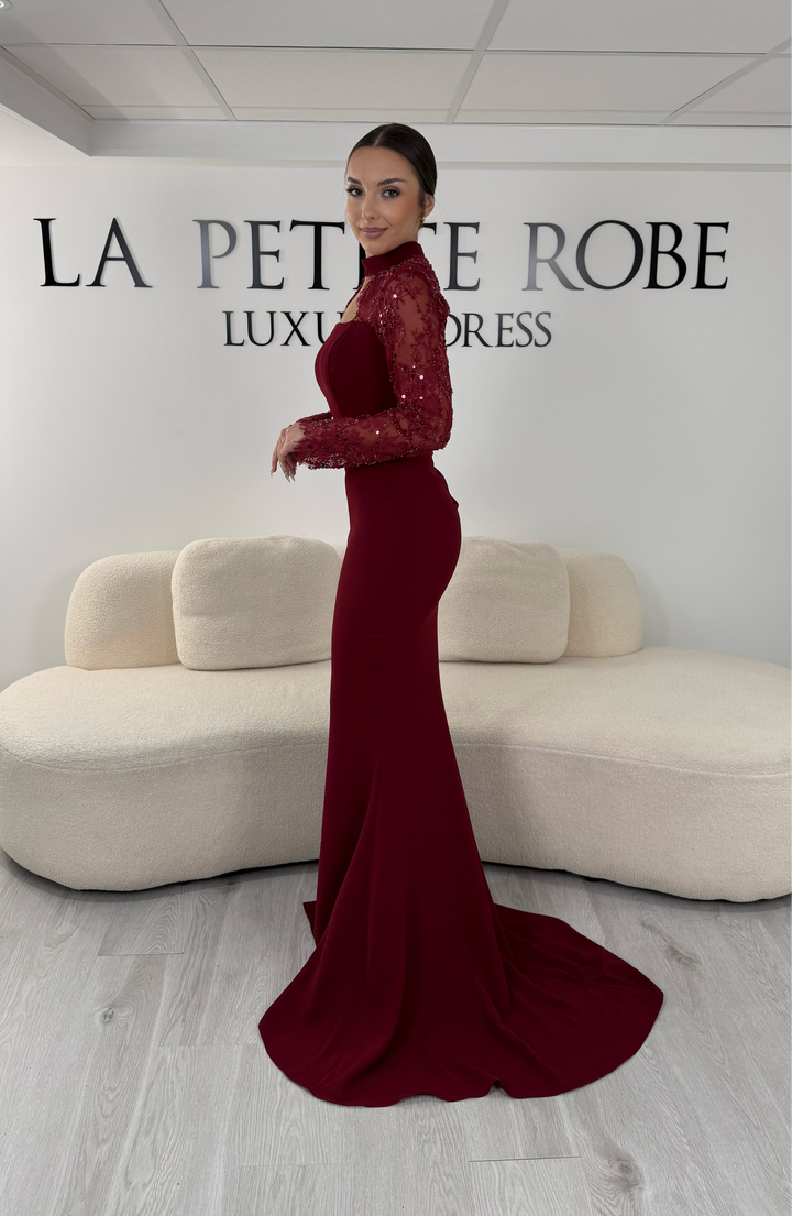 Robe de soirée bordeaux longue avec col montant, manches longues en dentelle et coupe élégante. Une robe raffinée sans fente idéale pour mariage, cérémonie et gala.