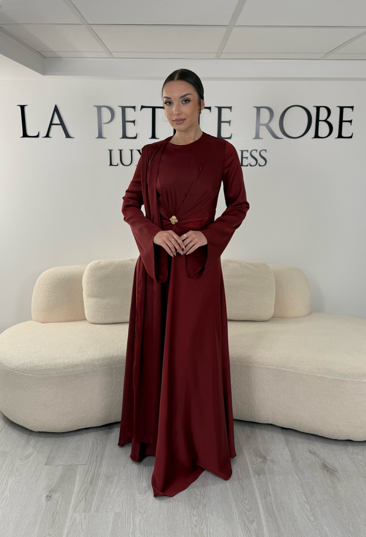 Robe de soirée modeste bordeaux longue avec col rond, manches longues et drapé élégant. Une robe sans fente idéale pour mariage, cérémonie ou demoiselle d'honneur.