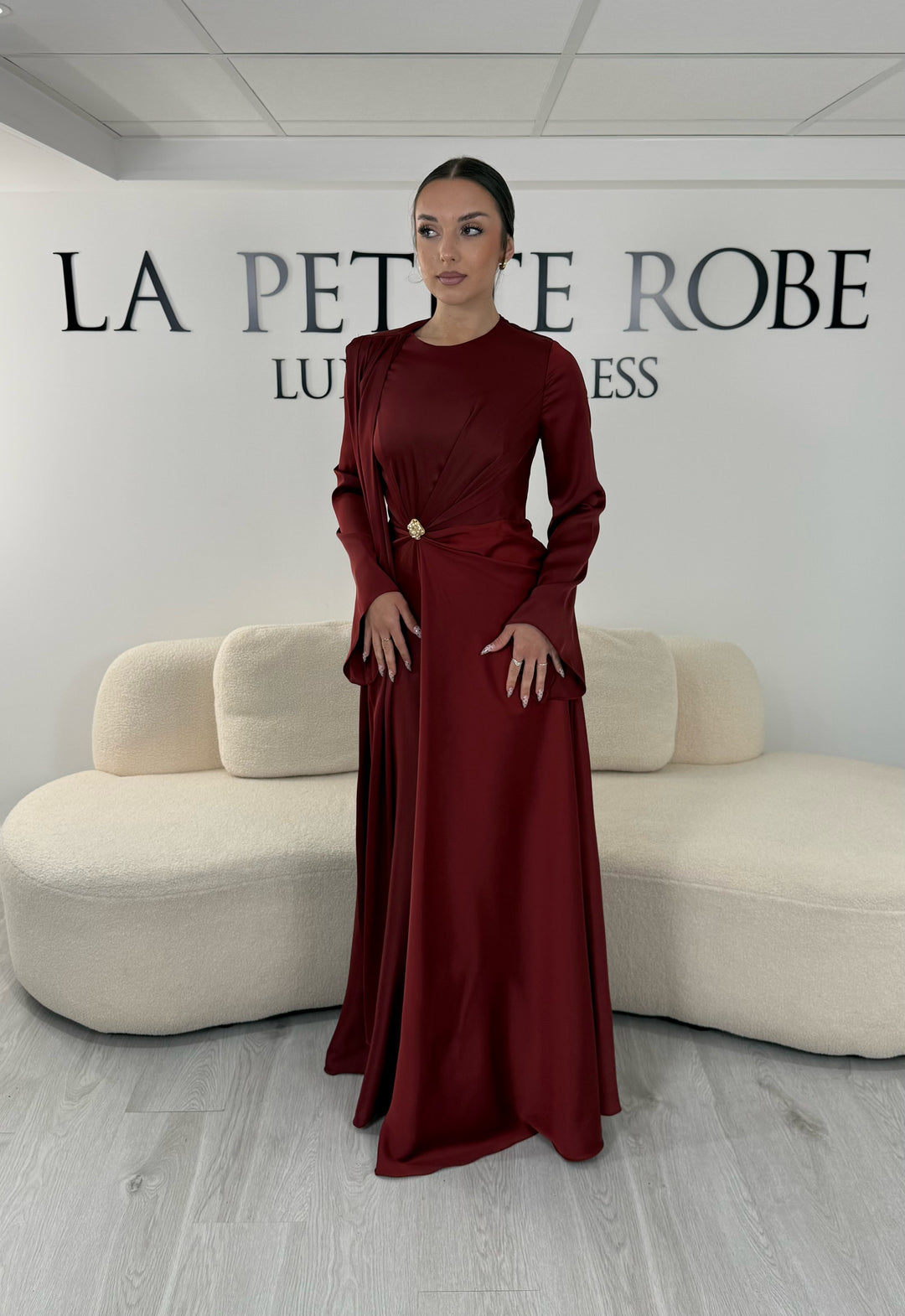 Robe de soirée modeste bordeaux longue avec col rond, manches longues et drapé élégant. Une robe sans fente idéale pour mariage, cérémonie ou demoiselle d'honneur.