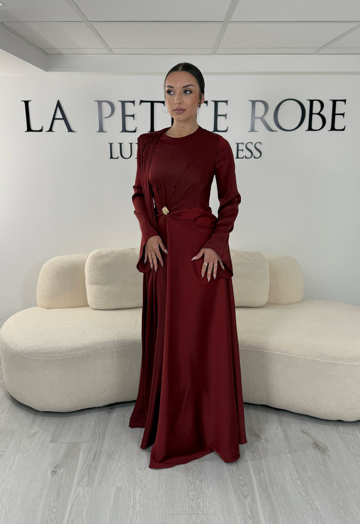 Robe de soirée modeste bordeaux longue avec col rond, manches longues et drapé élégant. Une robe sans fente idéale pour mariage, cérémonie ou demoiselle d'honneur.