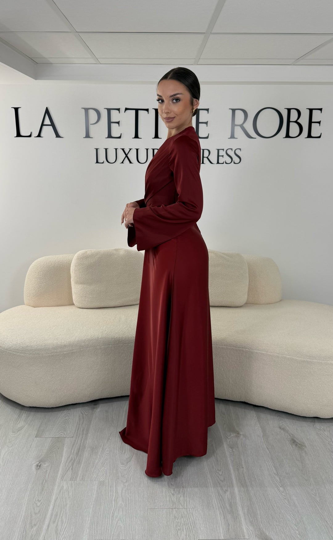Robe de soirée modeste bordeaux longue avec col rond, manches longues et drapé élégant. Une robe sans fente idéale pour mariage, cérémonie ou demoiselle d'honneur.