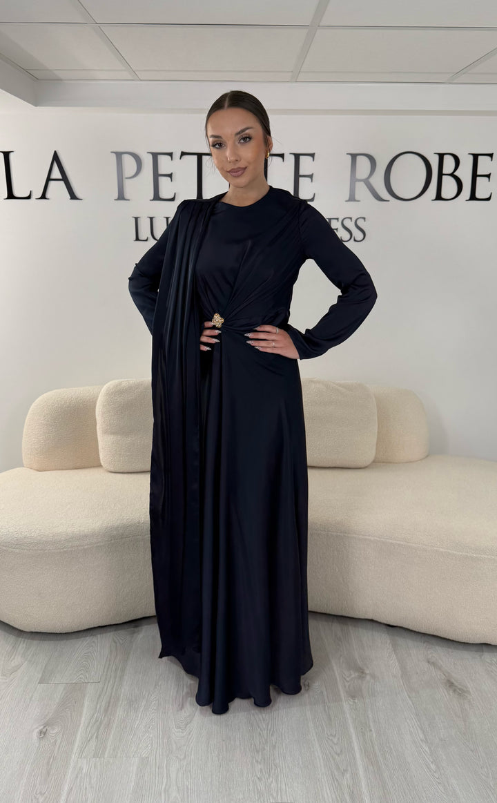 Robe de soirée modeste bleu marine longue avec col rond, manches longues et drapé élégant. Une robe sans fente idéale pour mariage, cérémonie ou demoiselle d'honneur.