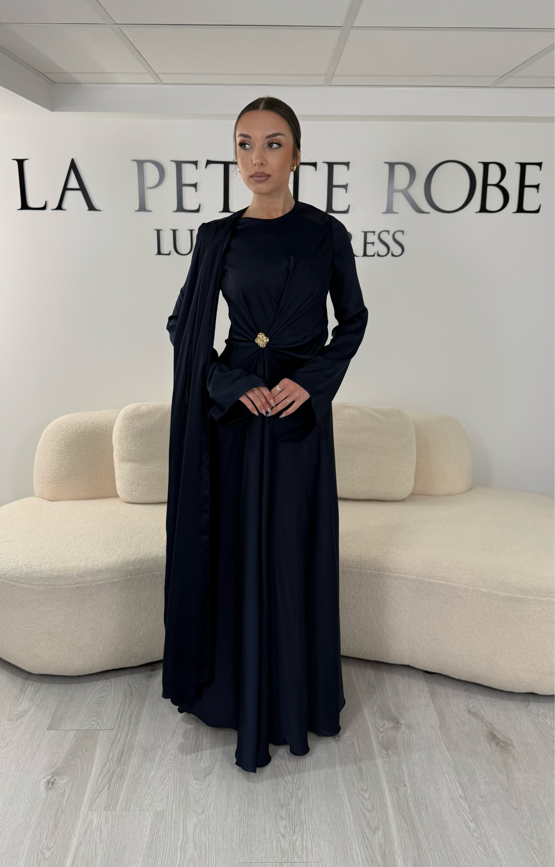 Robe de soirée modeste bleu marine longue avec col rond, manches longues et drapé élégant. Une robe sans fente idéale pour mariage, cérémonie ou demoiselle d'honneur.