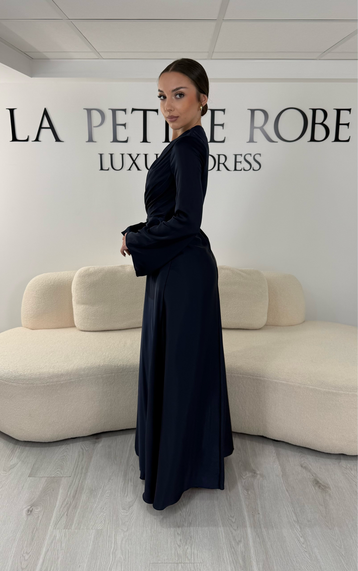 Robe de soirée modeste bleu marine longue avec col rond, manches longues et drapé élégant. Une robe sans fente idéale pour mariage, cérémonie ou demoiselle d'honneur.