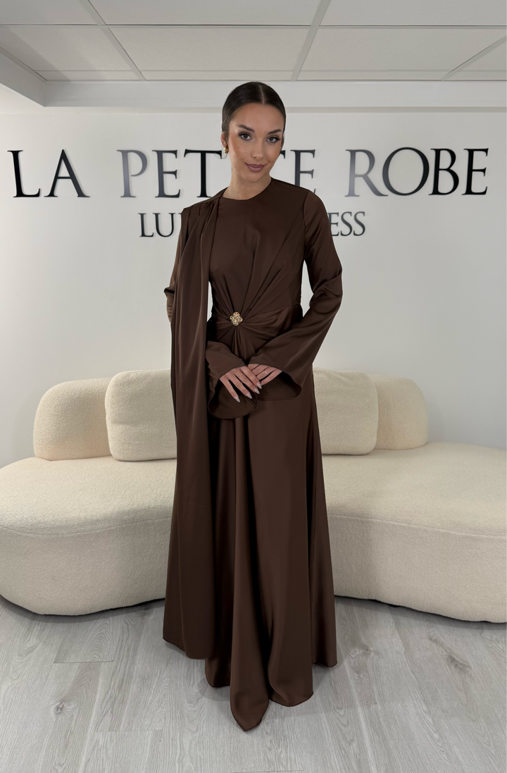 Robe de soirée modeste marron longue avec col rond, manches longues et drapé élégant. Une robe sans fente idéale pour mariage, cérémonie ou demoiselle d'honneur.