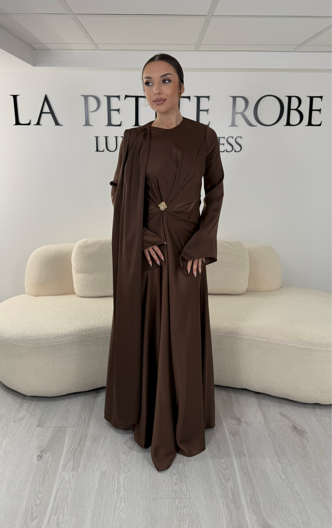 Robe de soirée modeste marron longue avec col rond, manches longues et drapé élégant. Une robe sans fente idéale pour mariage, cérémonie ou demoiselle d'honneur.