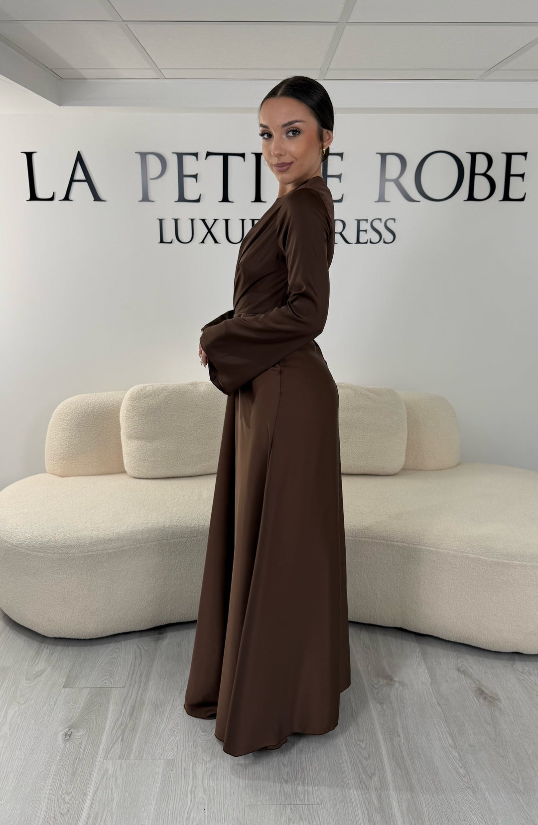 Robe de soirée modeste marron longue avec col rond, manches longues et drapé élégant. Une robe sans fente idéale pour mariage, cérémonie ou demoiselle d'honneur.