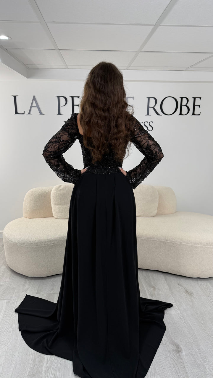Découvrez cette robe de soirée noire avec col carré, manches longues et traîne amovible. Une robe élégante sans fente, parfaite pour une allure chic et raffinée.
