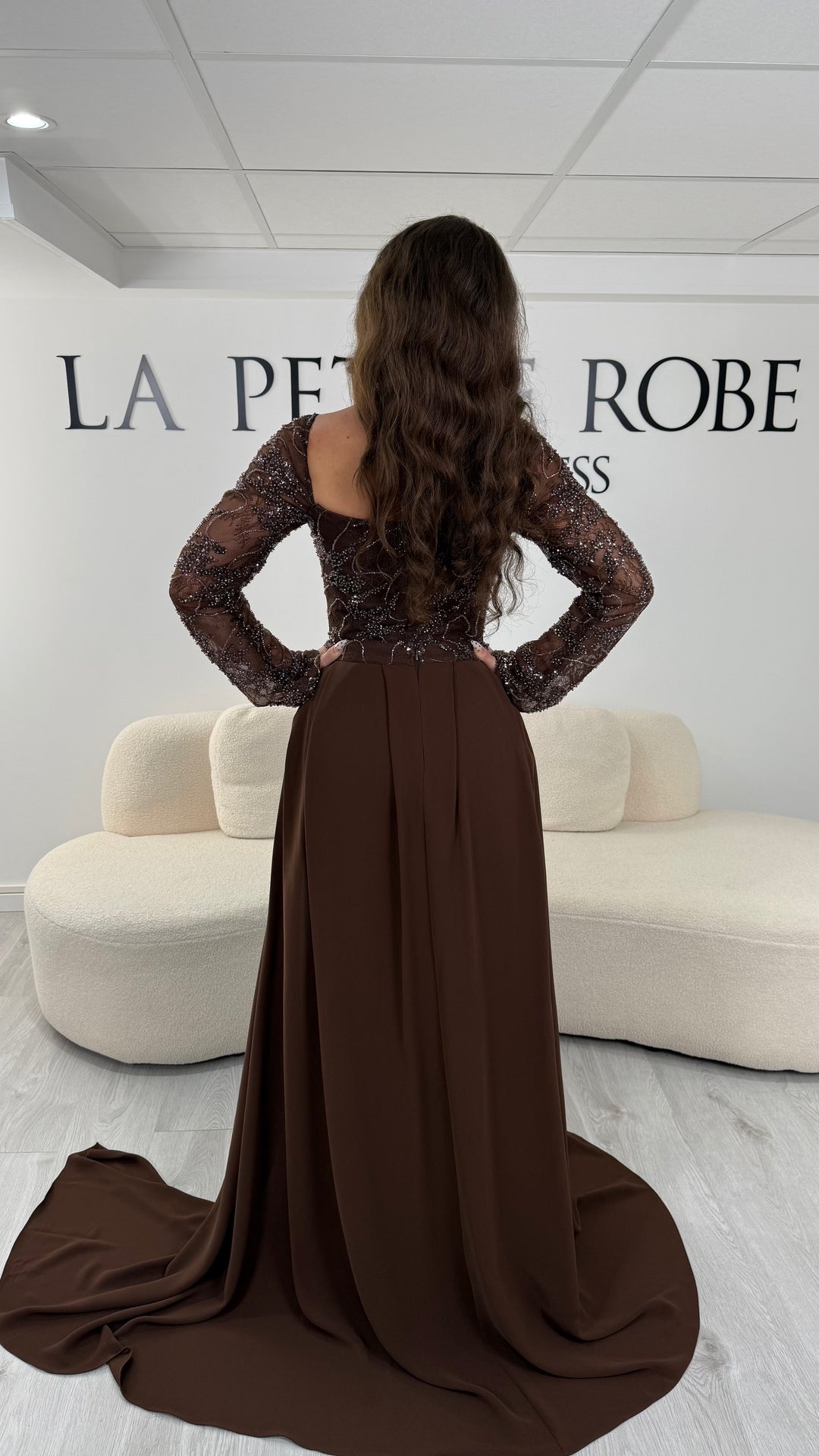 Découvrez cette robe de soirée marron avec col carré, manches longues et traîne amovible. Une robe élégante sans fente, parfaite pour une allure chic et raffinée.