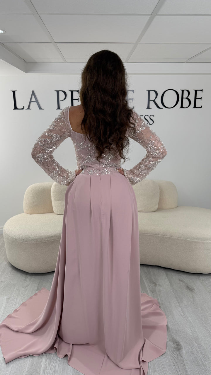Découvrez cette robe de soirée rose avec col carré, manches longues et traîne amovible. Une robe élégante sans fente, parfaite pour une allure chic et raffinée.