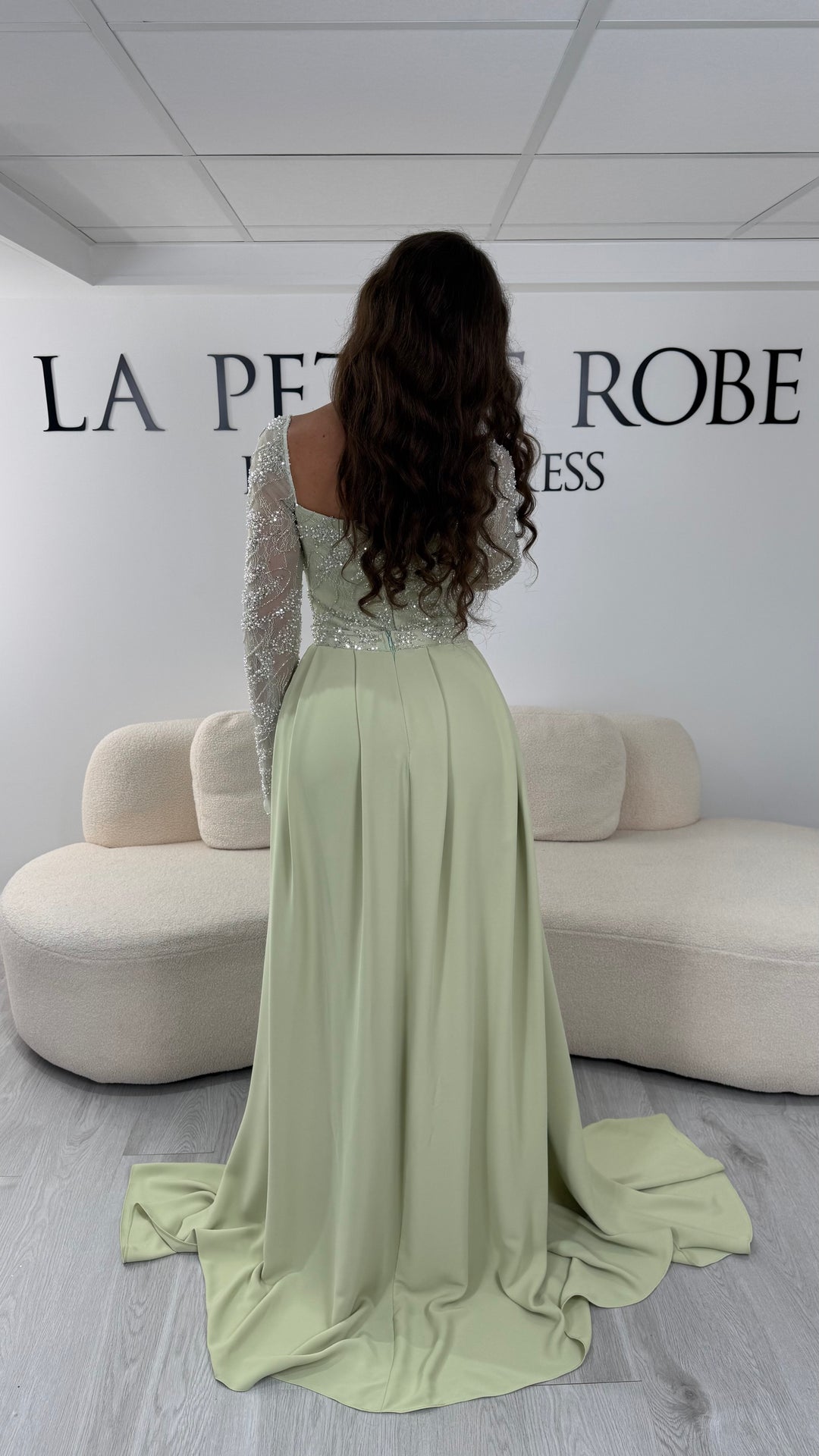 Découvrez cette robe de soirée vert pastel avec col carré, manches longues et traîne amovible. Une robe élégante sans fente, parfaite pour une allure chic et raffinée.