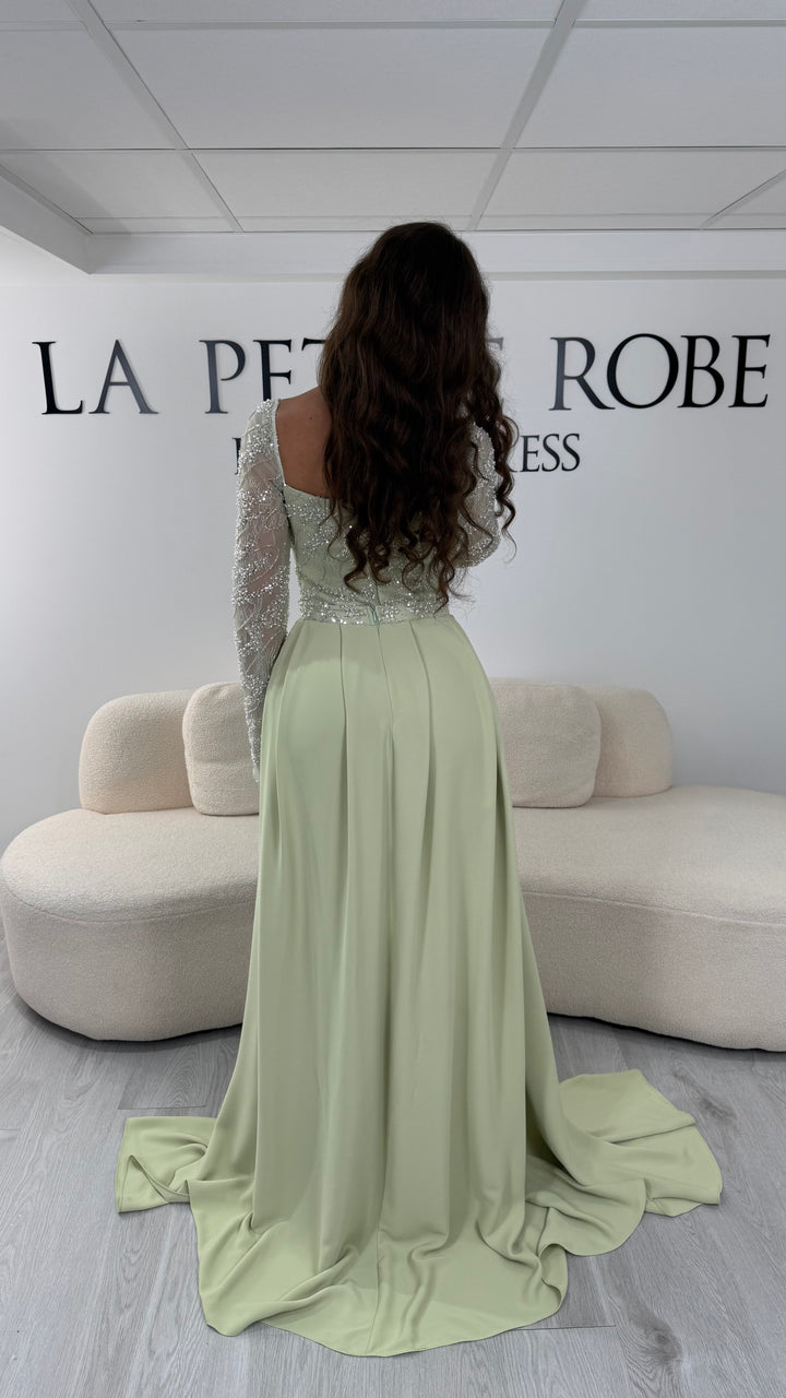 Découvrez cette robe de soirée vert pastel avec col carré, manches longues et traîne amovible. Une robe élégante sans fente, parfaite pour une allure chic et raffinée.