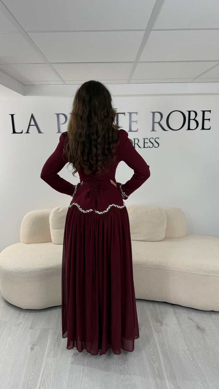 Découvrez cette robe modeste bordeaux longue avec col rond et manches longues. Une robe élégante sans fente, idéale pour mariage, cérémonie et soirée chic.
