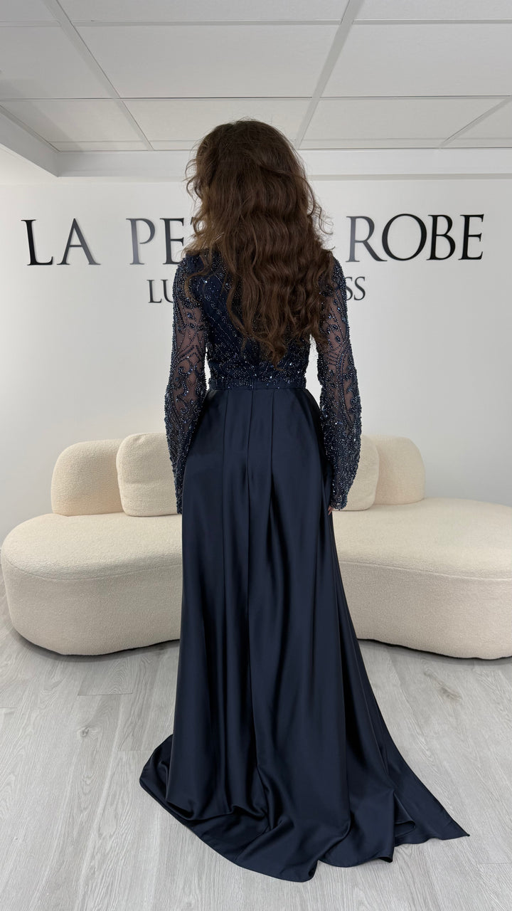 Découvrez cette robe de soirée bleu marine avec col carré, manches longues brodées et traîne amovible. Une robe élégante sans fente, parfaite pour vos plus belles occasions.