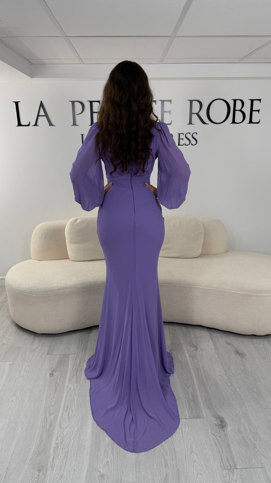 Découvrez cette robe de soirée lilas avec col cache-cœur en V, manches longues et drapé élégant. Une robe longue sans fente, idéale pour mariage, gala et cérémonie.