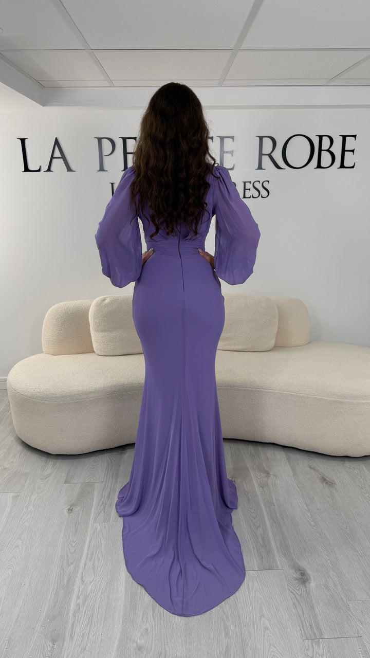 Découvrez cette robe de soirée lilas avec col cache-cœur en V, manches longues et drapé élégant. Une robe longue sans fente, idéale pour mariage, gala et cérémonie.