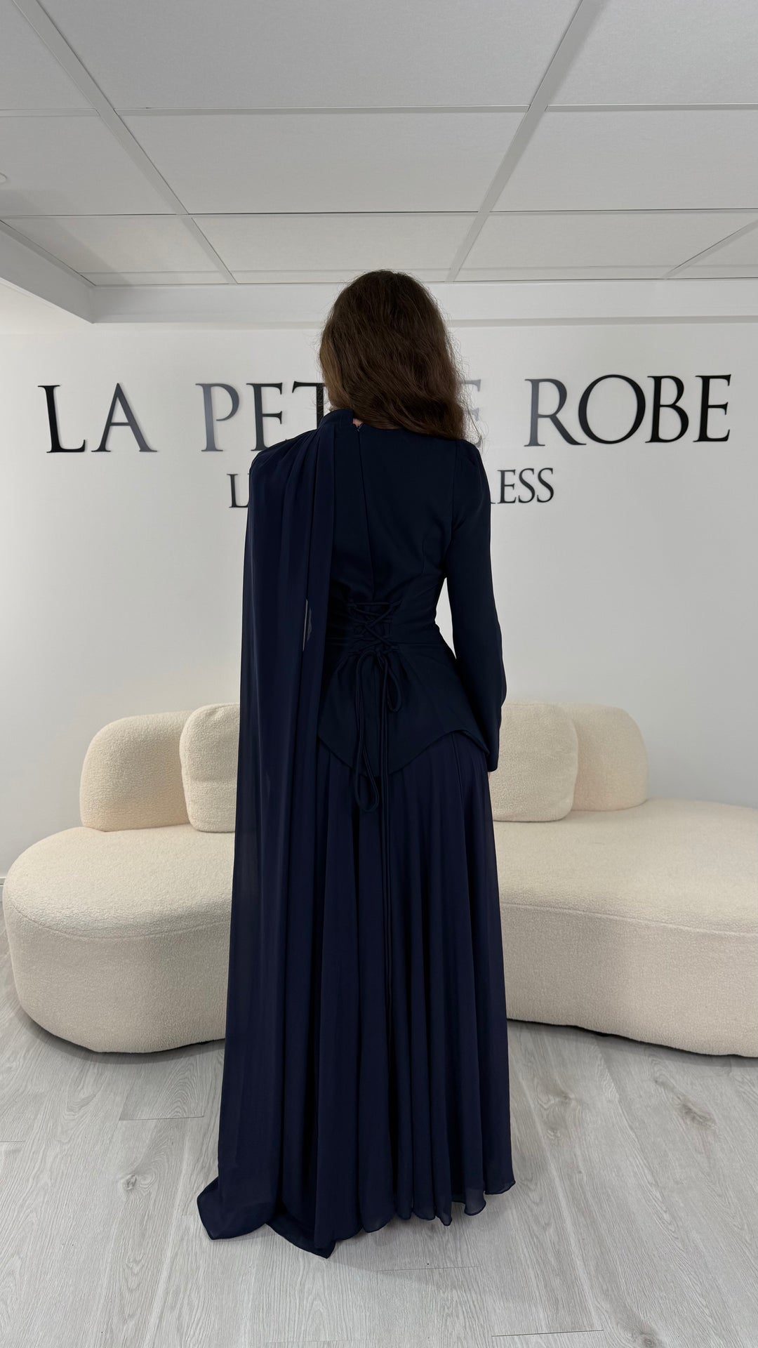 Découvrez cette robe de soirée modeste bleu marine avec col montant, manches longues et voile fluide intégré. Une robe élégante sans fente, idéale pour mariage et cérémonie.