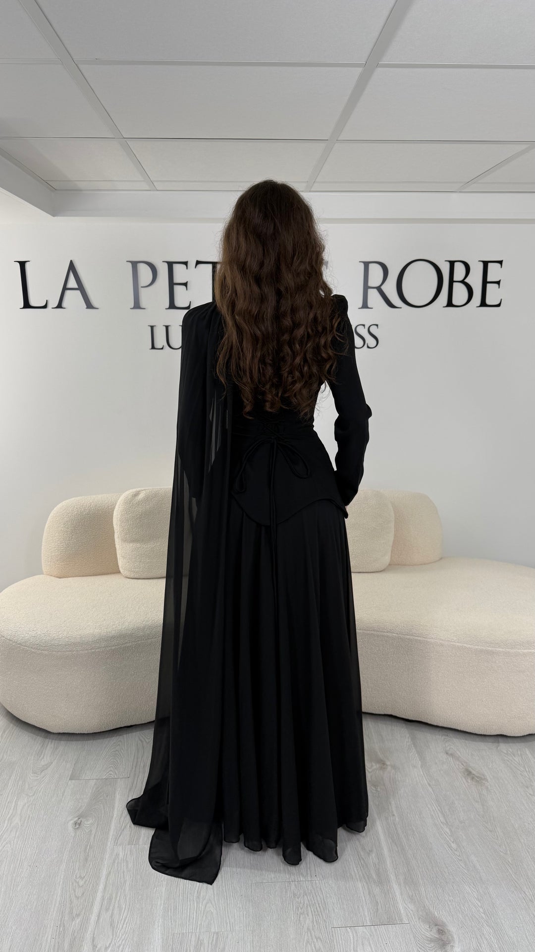 Découvrez cette robe de soirée noire avec col montant, manches longues et voile fluide intégré. Une robe élégante sans fente, parfaite pour mariage, gala et cérémonie.