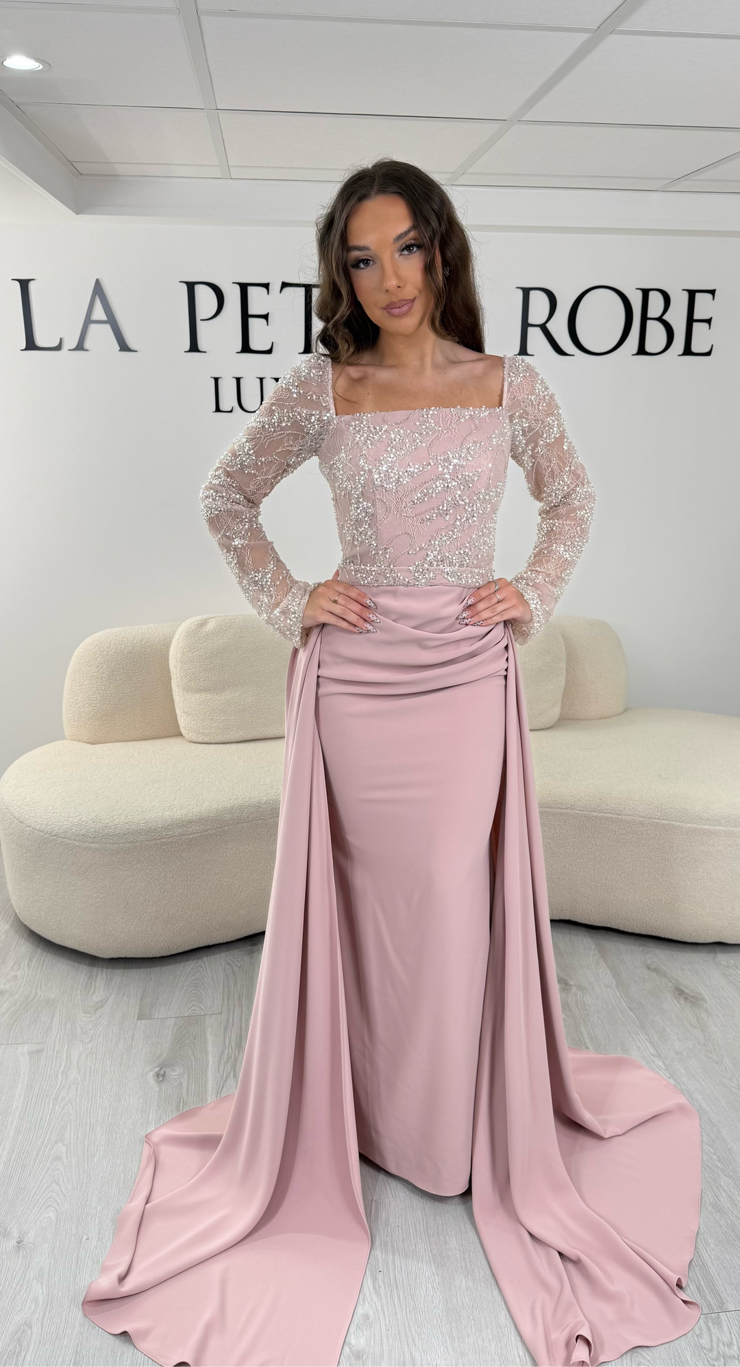 Découvrez cette robe de soirée rose avec col carré, manches longues et traîne amovible. Une robe élégante sans fente, parfaite pour une allure chic et raffinée.