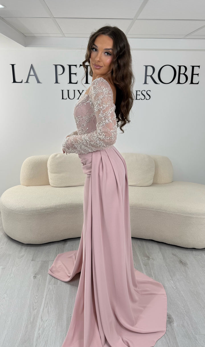 Découvrez cette robe de soirée rose avec col carré, manches longues et traîne amovible. Une robe élégante sans fente, parfaite pour une allure chic et raffinée.