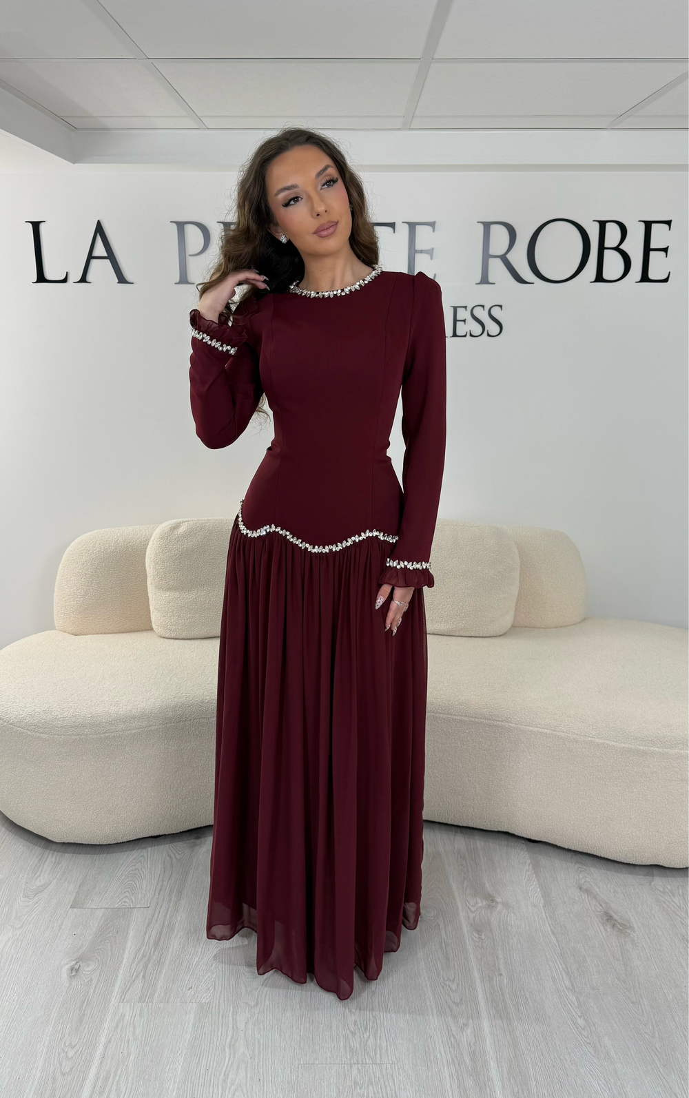 Découvrez cette robe modeste bordeaux longue avec col rond et manches longues. Une robe élégante sans fente, idéale pour mariage, cérémonie et soirée chic.