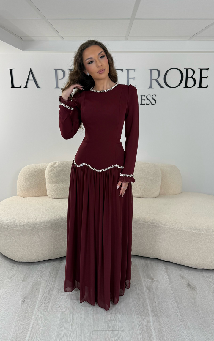Découvrez cette robe modeste bordeaux longue avec col rond et manches longues. Une robe élégante sans fente, idéale pour mariage, cérémonie et soirée chic.
