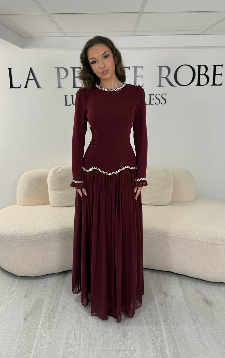 Découvrez cette robe modeste bordeaux longue avec col rond et manches longues. Une robe élégante sans fente, idéale pour mariage, cérémonie et soirée chic.