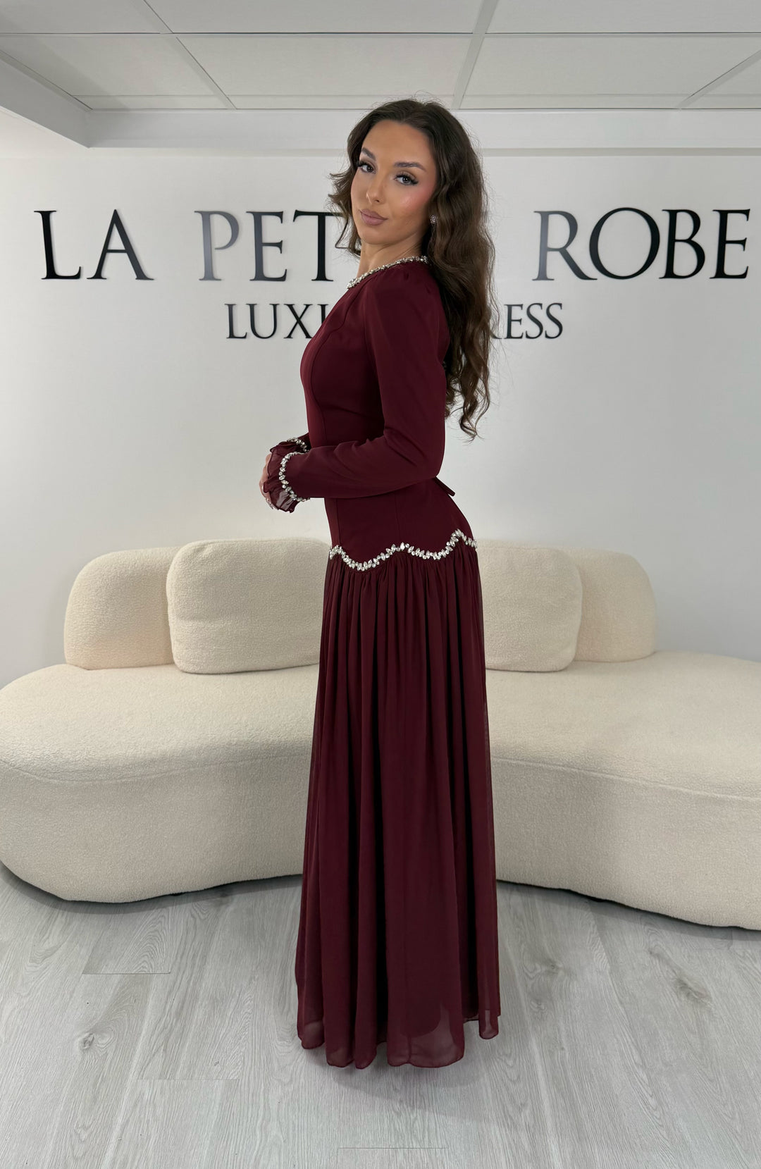 Découvrez cette robe modeste bordeaux longue avec col rond et manches longues. Une robe élégante sans fente, idéale pour mariage, cérémonie et soirée chic.