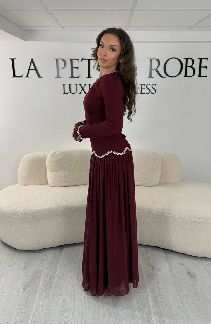 Découvrez cette robe modeste bordeaux longue avec col rond et manches longues. Une robe élégante sans fente, idéale pour mariage, cérémonie et soirée chic.