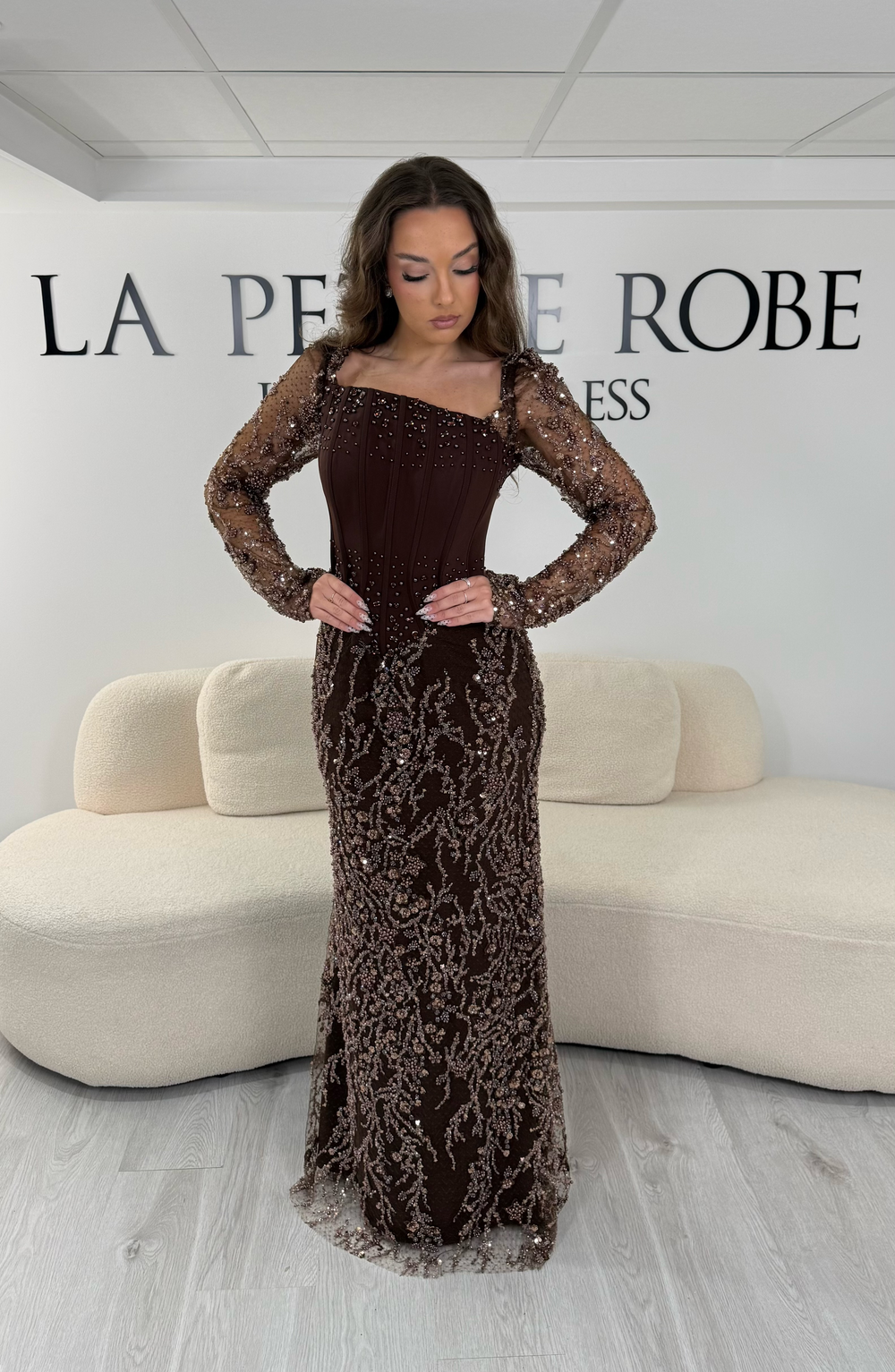Découvrez cette robe de soirée marron perlée avec col carré, manches longues brodées et coupe élégante. Une robe raffinée sans fente, parfaite pour mariage, gala et cérémonie.