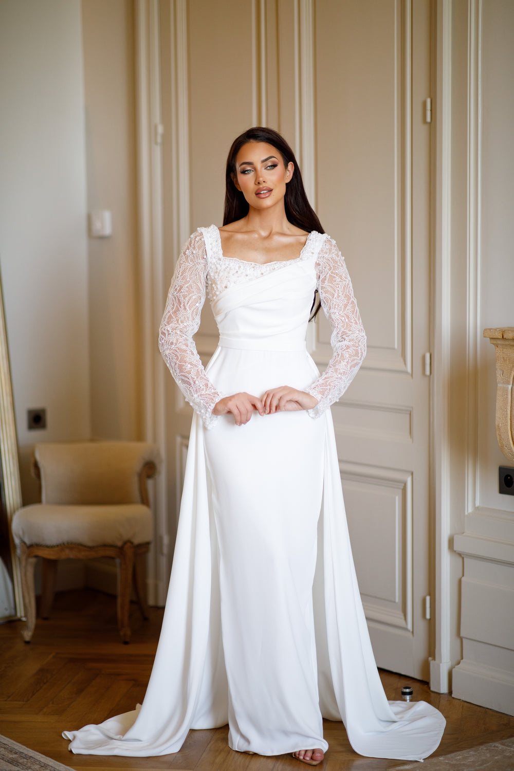 longue robe de mariée chic blanche, sans fente, avec une traine, col carré, manche longue pour tout type d'évènement, mariage, gala, cérémonie